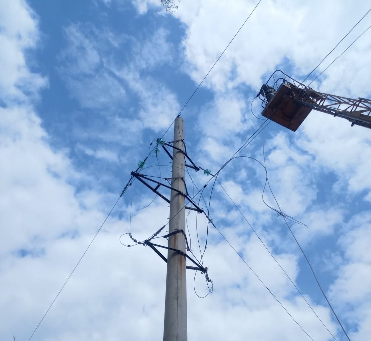 ДТЕК Донецькі електромережі повернув світло для майже 50 тисяч родин за тиждень