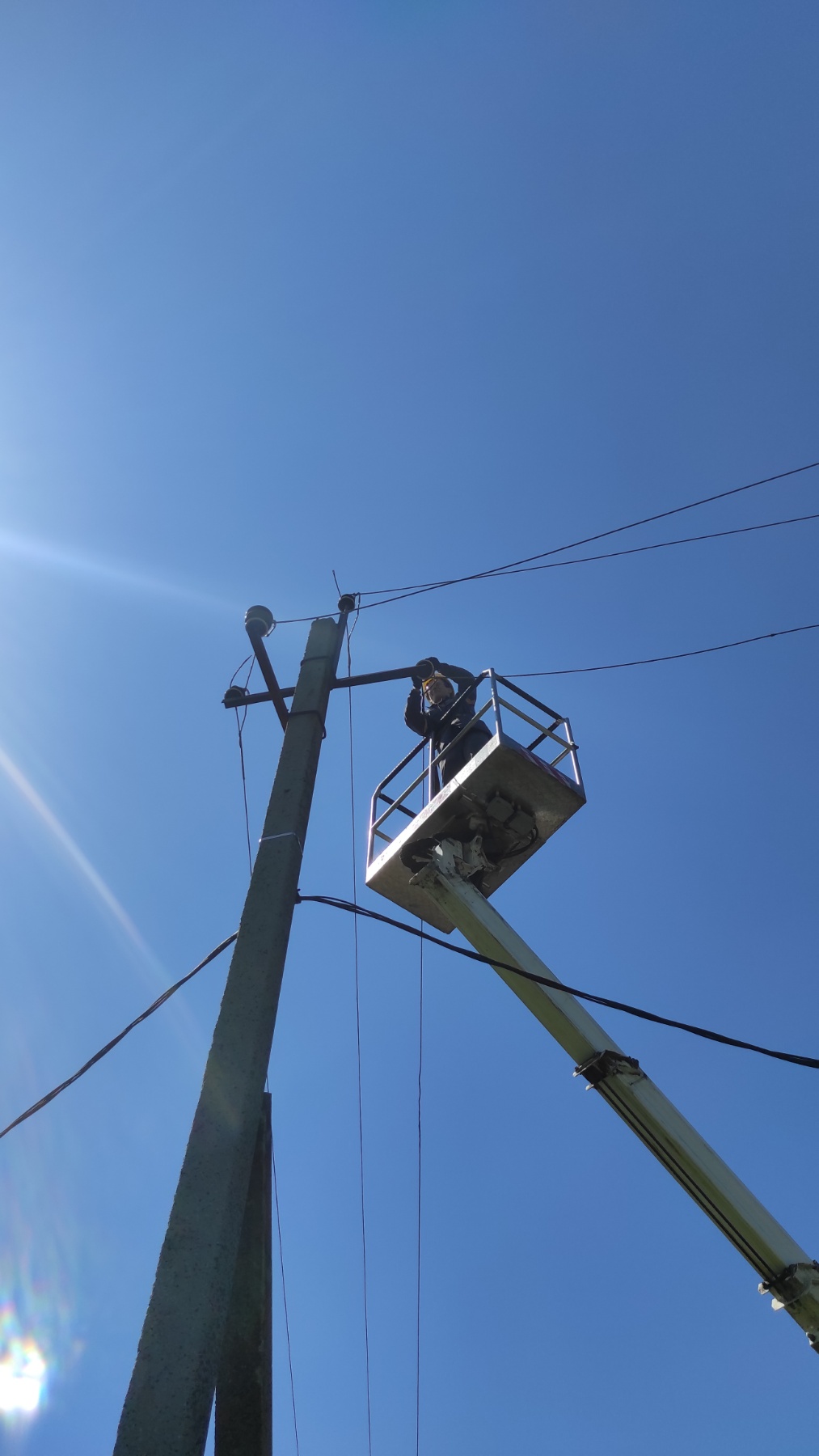 Ще у майже 3 тисячах осель знову є світло: ДТЕК Донецькі електромережі продовжує відновлення мереж після обстрілів
