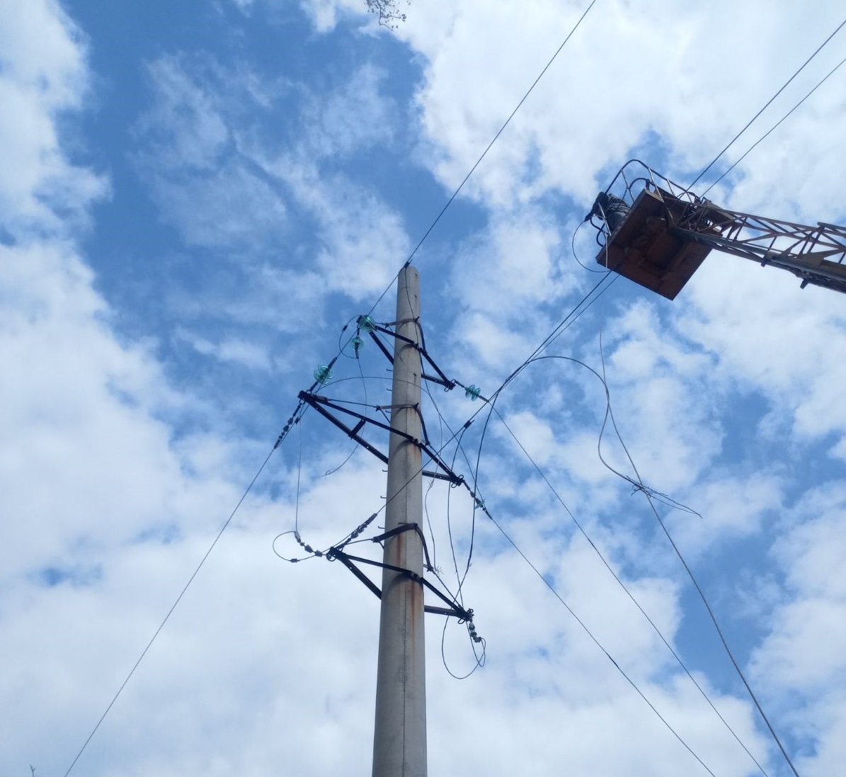 Ще 4,3 тисячі родин зі світлом на Донеччині: ДТЕК Донецькі електромережі продовжує ремонти мереж після обстрілів