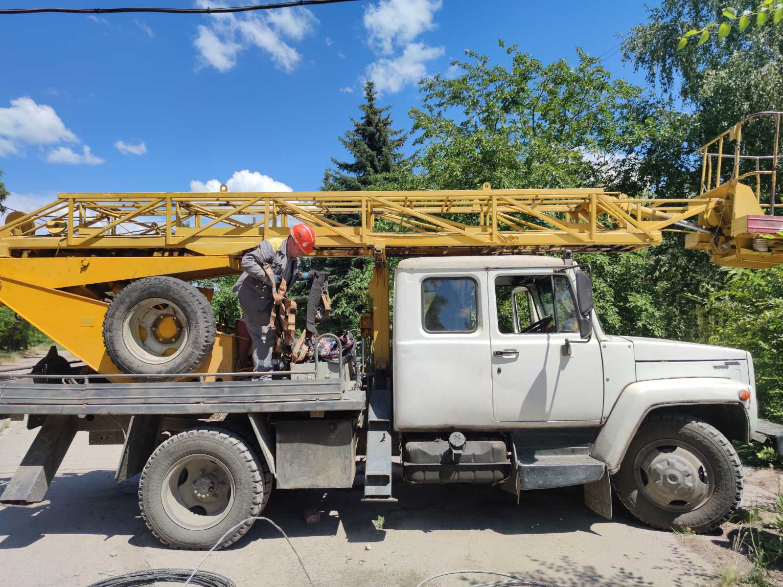 За тиждень ДТЕК Донецькі електромережі повернув світло у 18,8 тисяч осель на Донеччині, знеструмлених через обстріли