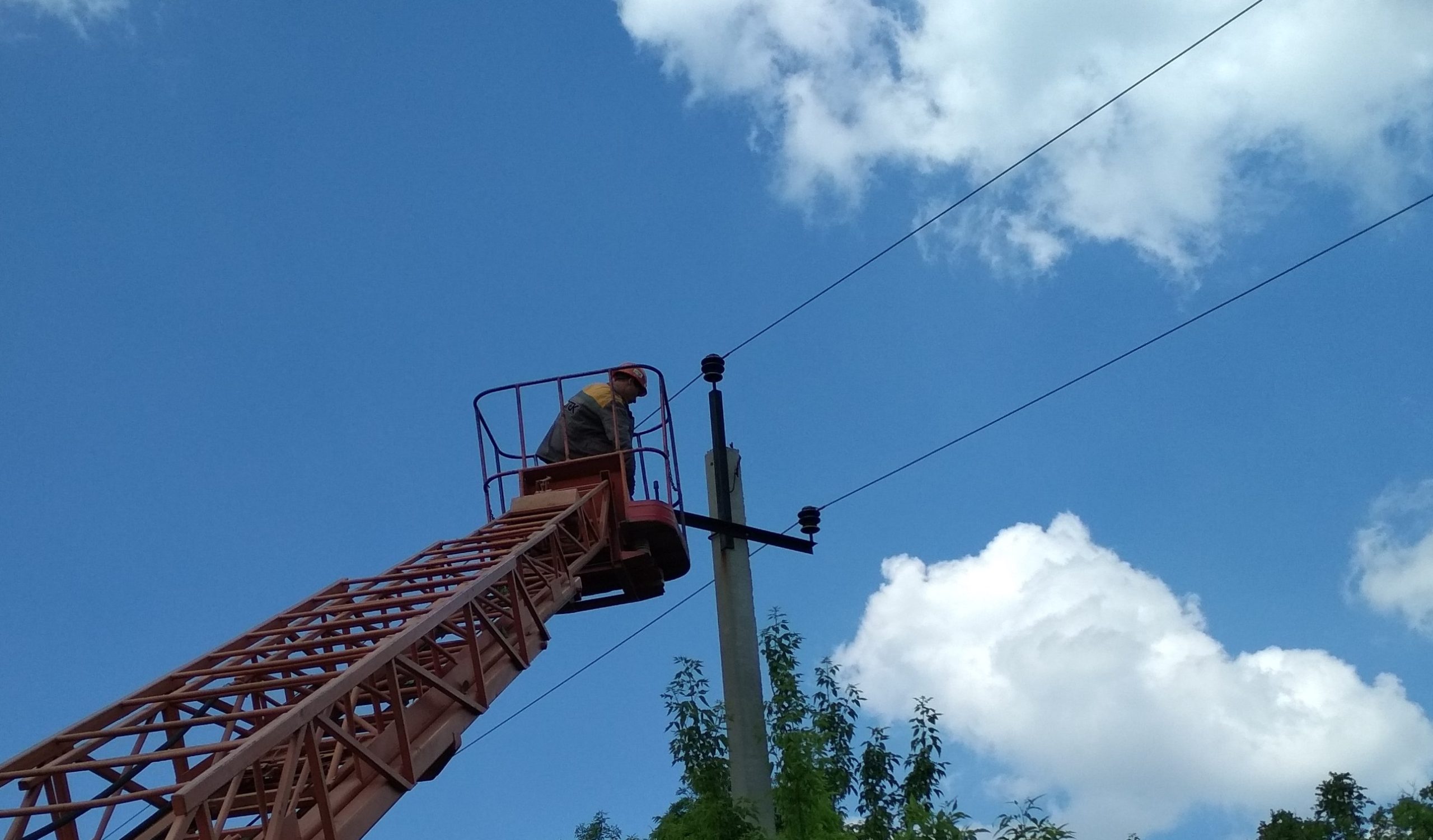 За тиждень ДТЕК Донецькі електромережі повернув світло у 38,7 тисяч осель на Донеччині, знеструмлених через обстріли