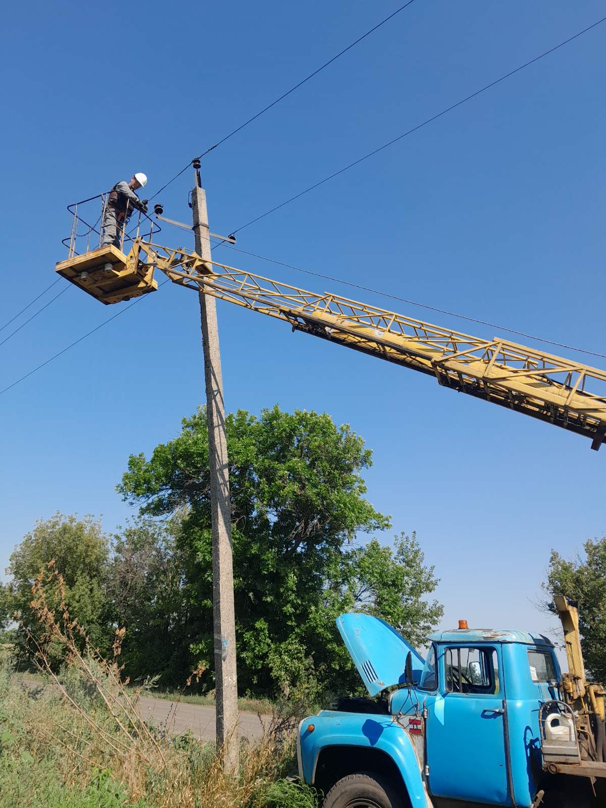 За тиждень ДТЕК Донецькі електромережі повернув світло майже у 153 тисячі осель на Донеччині, знеструмлених через обстріли