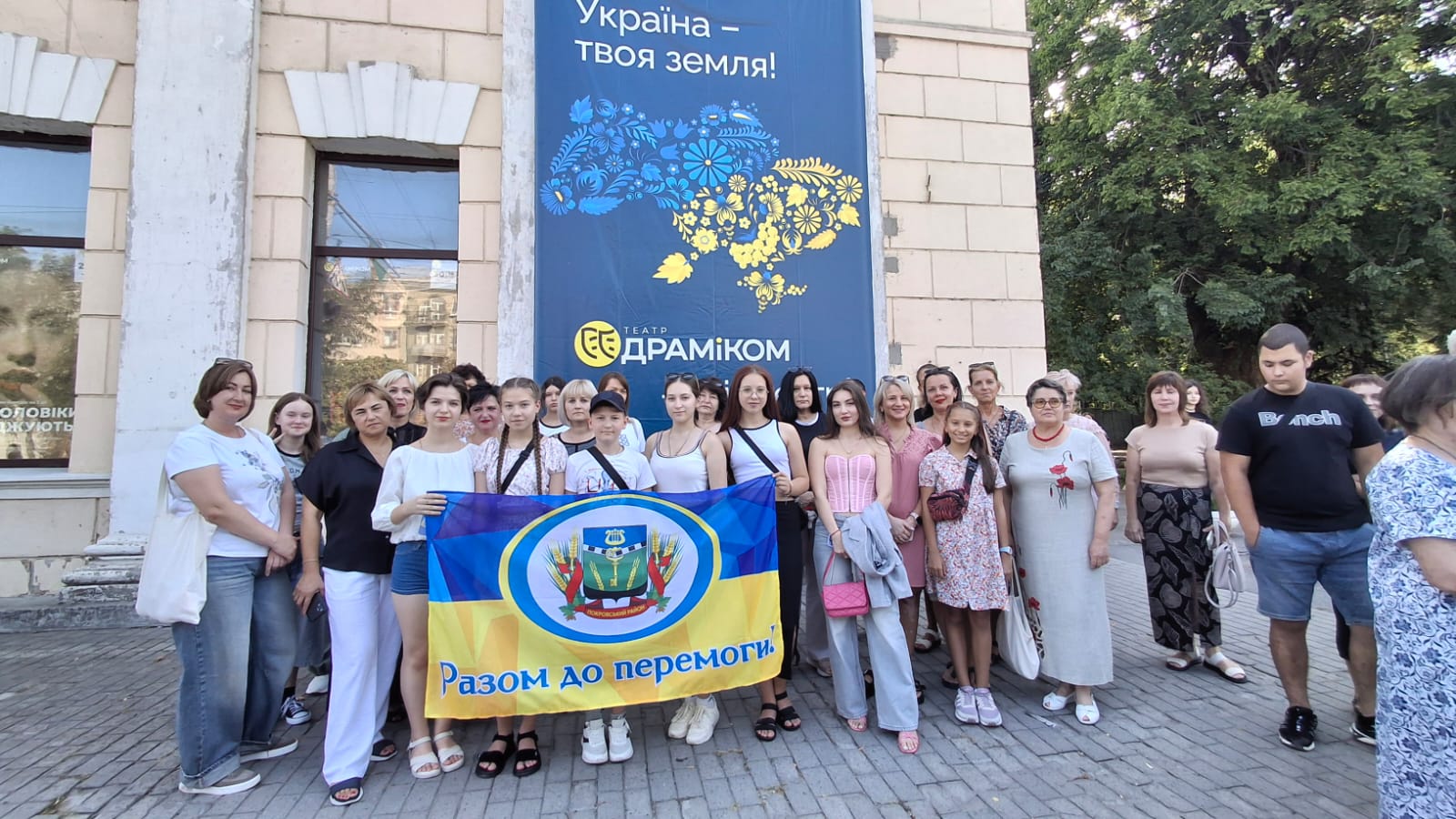 Маріупольський театр представив у Дніпрі прем’єру вистави Ремарка