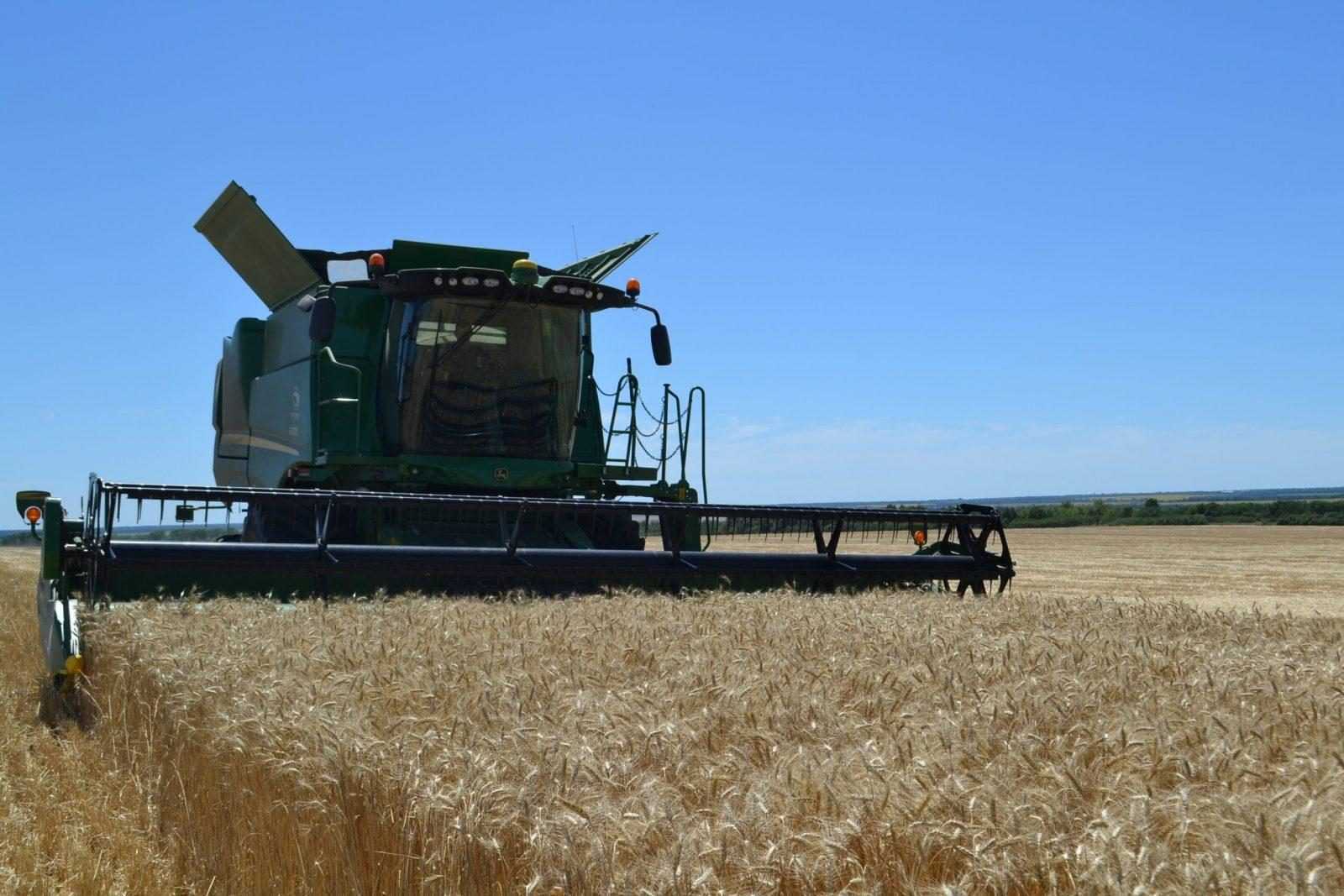 На території Покровського району продовжуються роботи щодо збирання ранніх зернових та зернобобових культур урожаю 2020 року.
