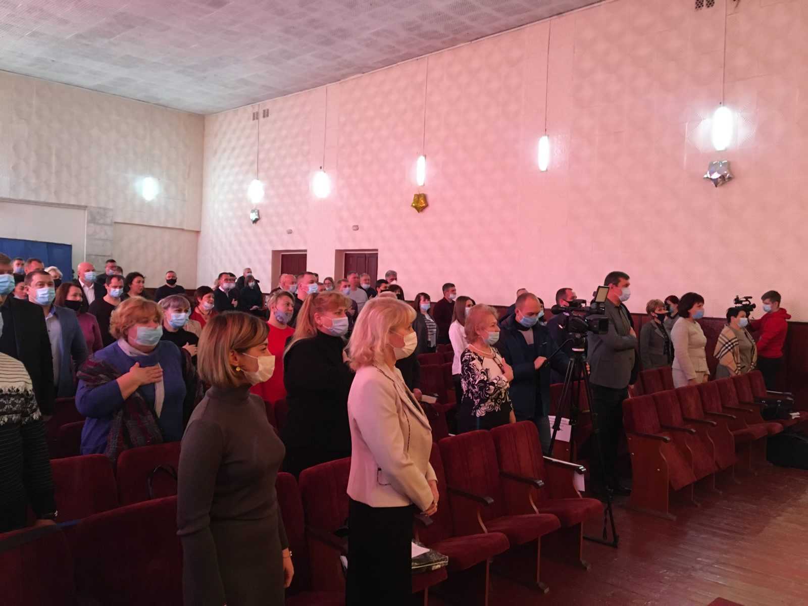 09 грудня 2020 року в глядацькій залі Новоекономічного центру культури та дозвілля відбулась перша сесія Покровської районної ради Донецької області VIII скликання.