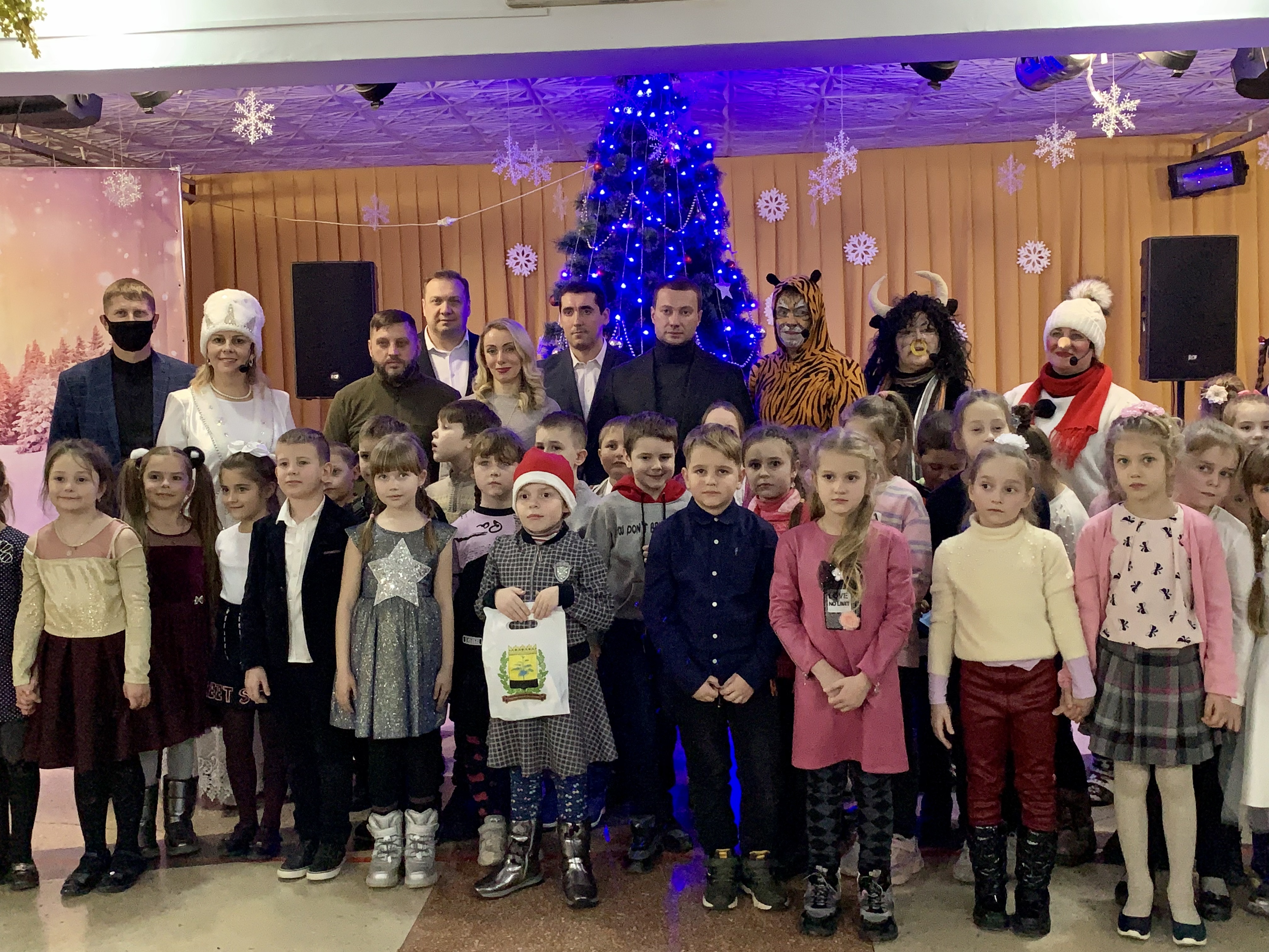 Голова Покровської районної адміністрації разом з Донецькою облдержадміністрацією завітали на свято до Авдіївської ВЦА і привітали дітей з Новорічними святами та вручили подарунки.