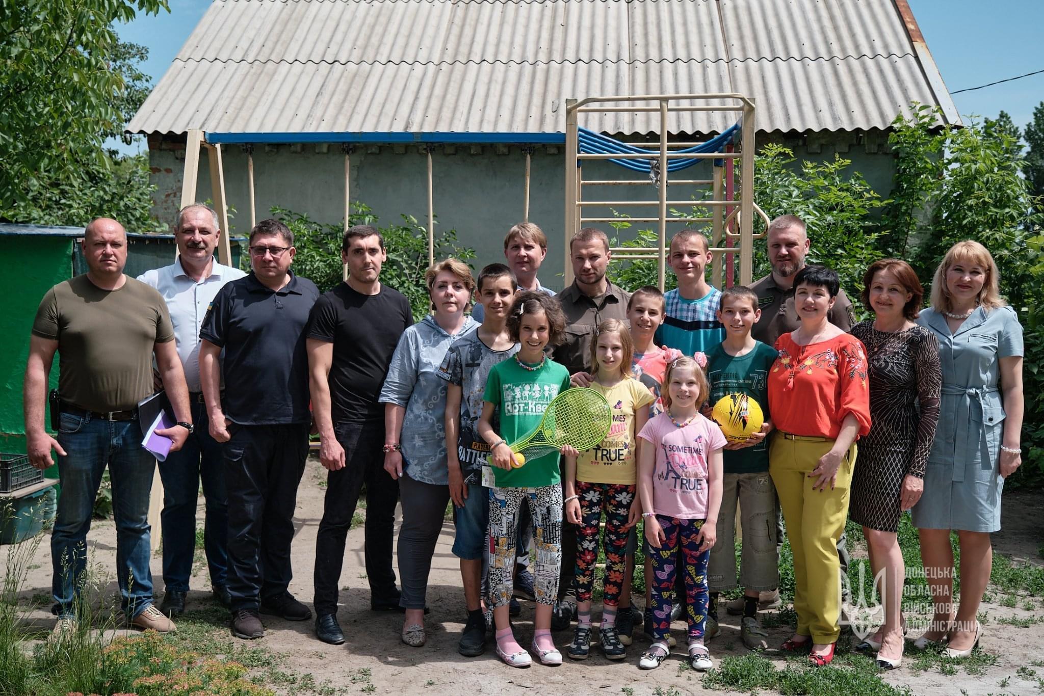 У день захисту дітей голова Покровської райдержадміністрації разом із губернатором Донецької області Павлом Кириленко привітали дітей зі святом.
