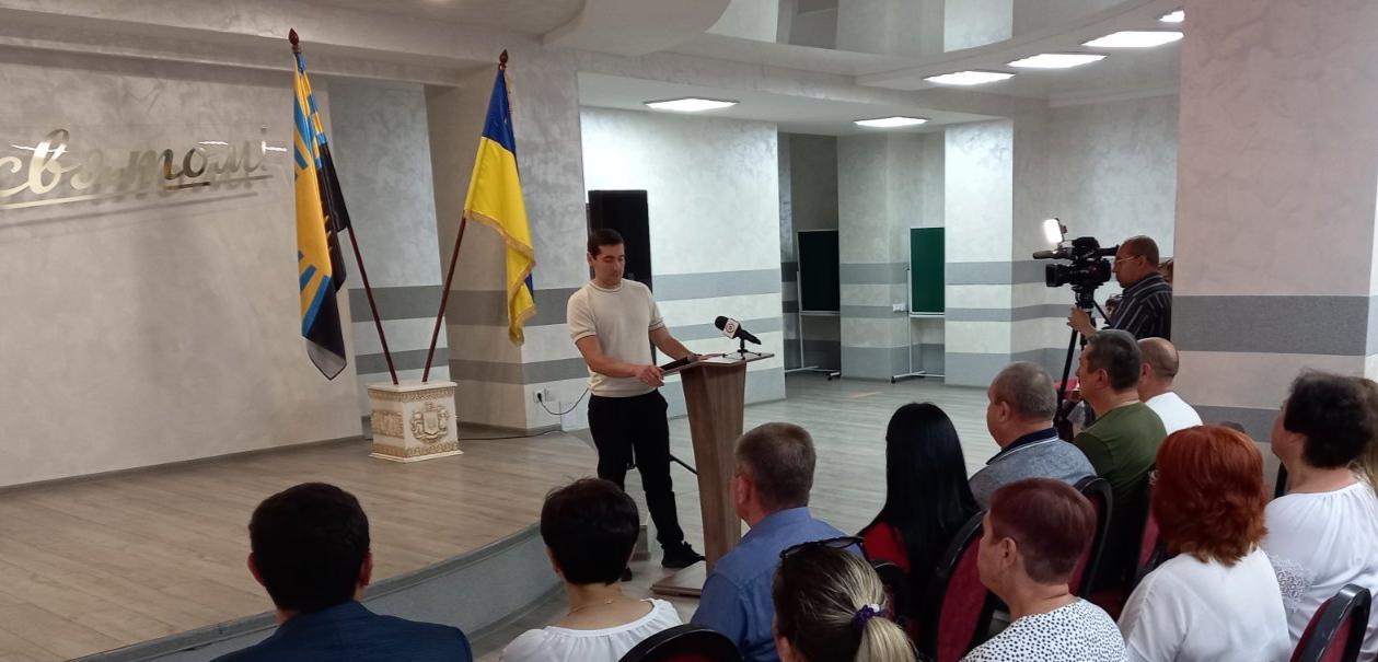 Віддані присязі та Україні.У Покровську з професійним святом привітали держслужбовців району