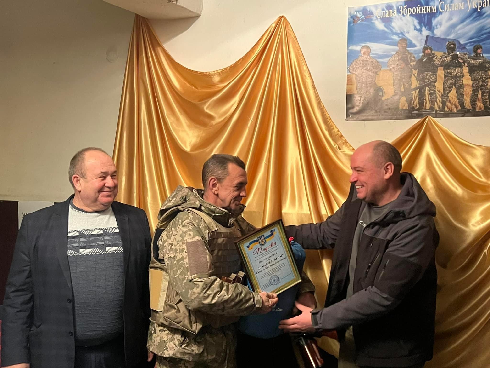 Воїнів, які тримають оборону на Донеччині, привітали з професійним святом