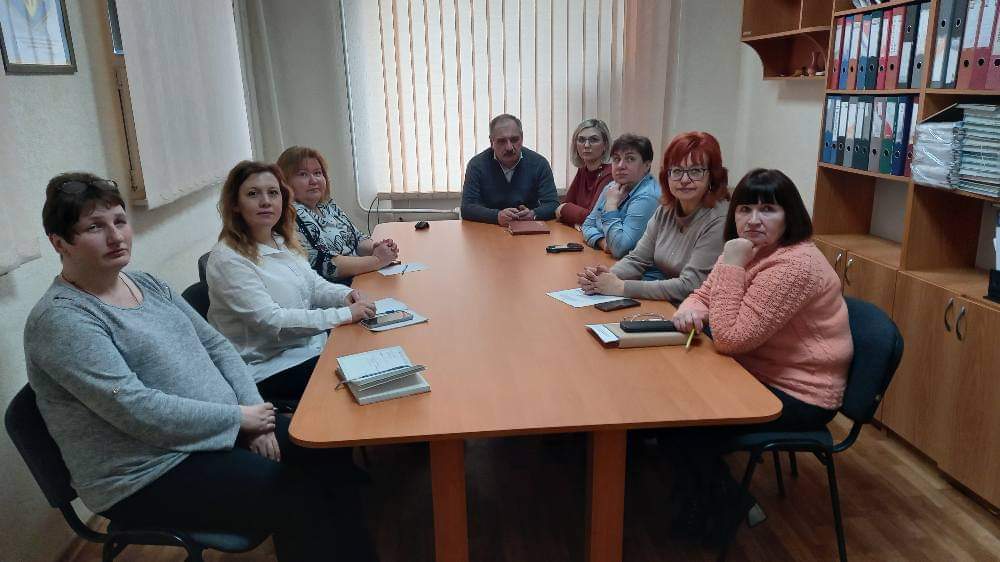 Керівники структурних підрозділів Покровської РДА, районної військової адміністрації взяли участь у обласному семінарі в онлайн режимі.