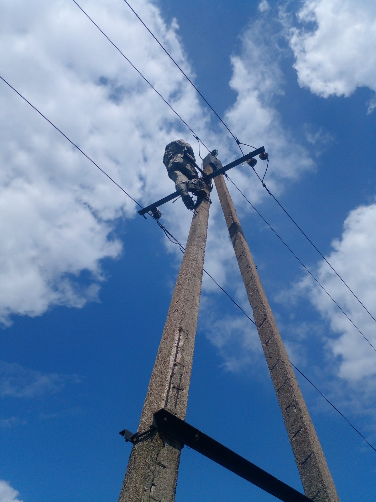 ДТЕК Донецькі електромережі відновив електрику для понад 30 тисяч родин за тиждень