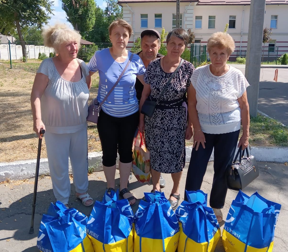 У Кам’янському ВПО з Покровського району отримали понад 300 продуктових наборів від БФ «Крапка відліку»