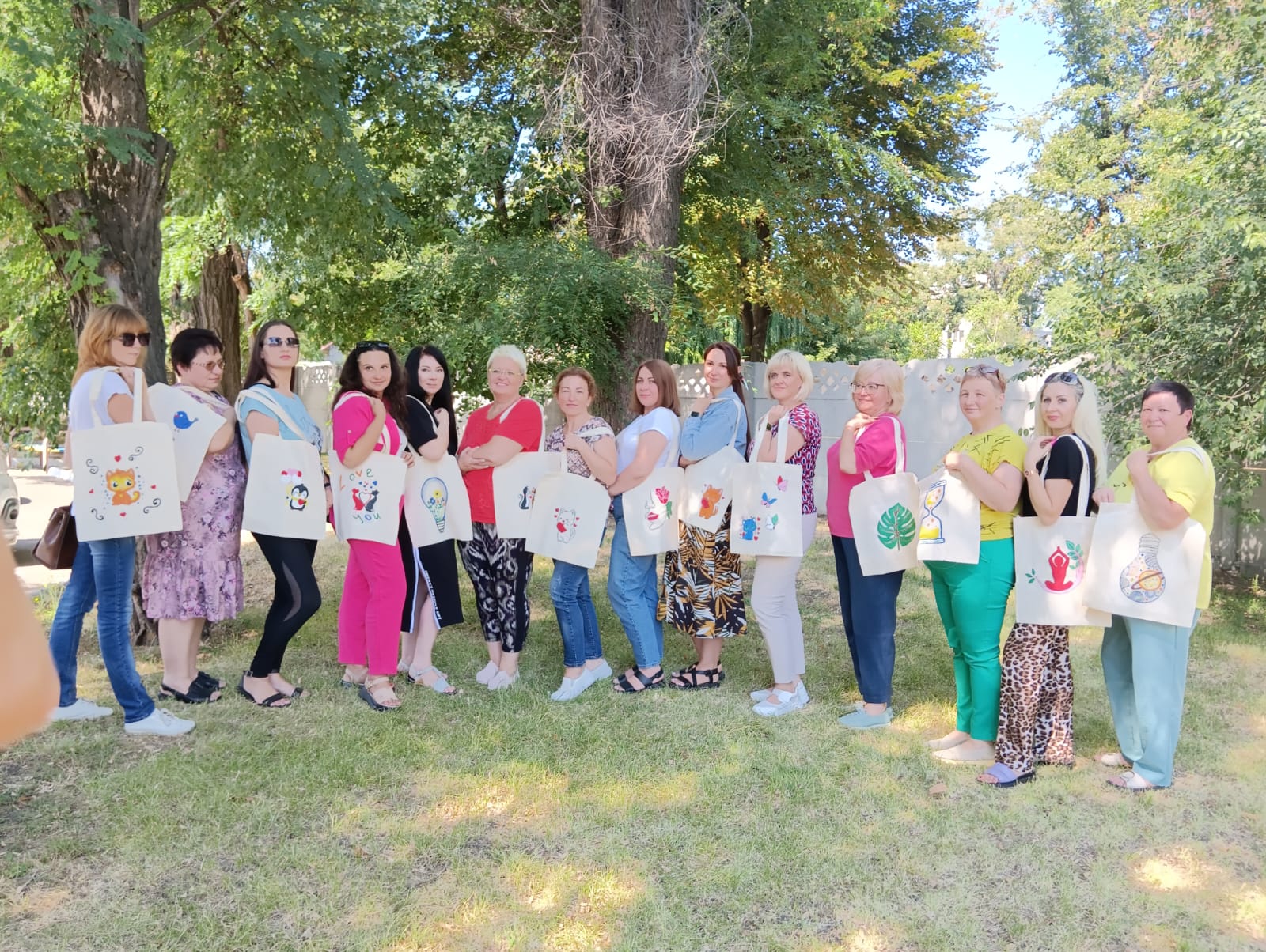 Благодійний фонд «Посмішка ЮА» провів творчий захід для жінок з числа внутрішньо переміщених осіб із Покровського району у Кам’янському