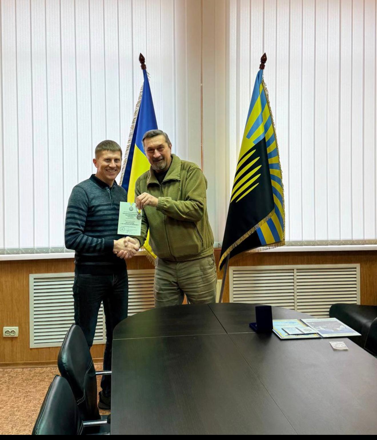 Робочий візит до Очеретинської СВА: Володимир Колосов вручив Миколі Коваленку відзнаку Головнокомандувача ЗСУ